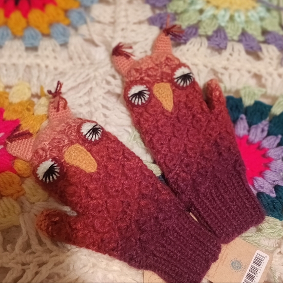 Hand Knit Childrens Size Critter Mittens - Picture 5 of 5